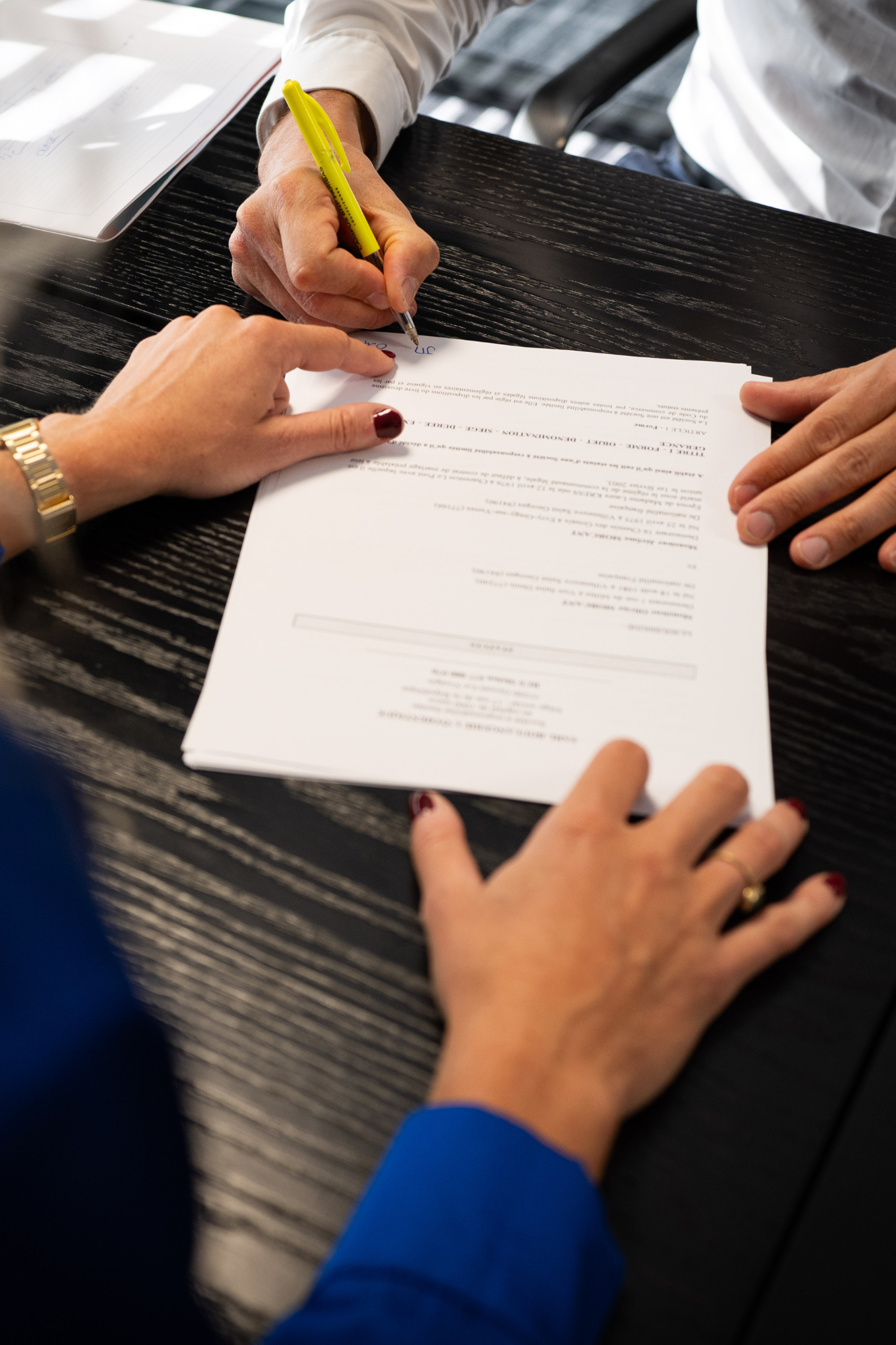 Client et expert comptable de Kodex signant un contrat important, détail des mains et du document, symbolisant les services fiables de gestion et d'expertise comptable à Jossigny, Val d'Europe.